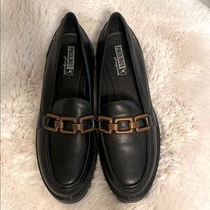 PIKOLINOS Women’s Aviles leather loafers with a gold link accent Size 41/9.5